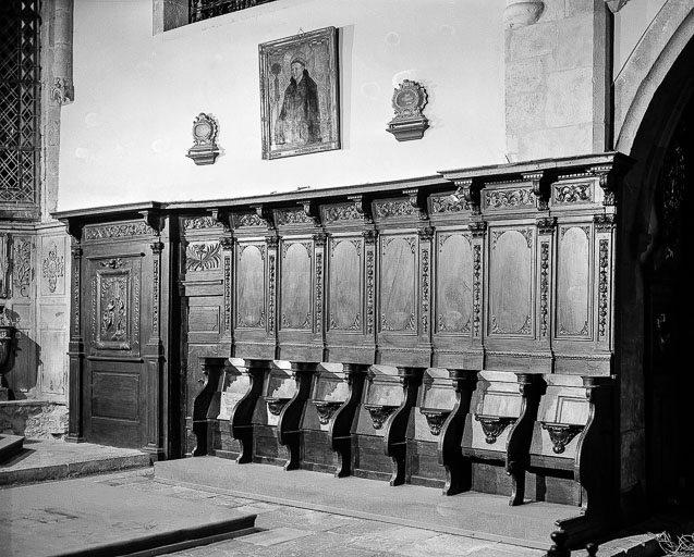 14 stalles, lambris de demi-revêtement