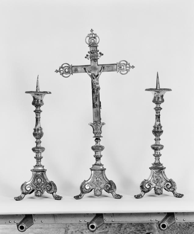 croix d'autel et 4 chandeliers d'autel