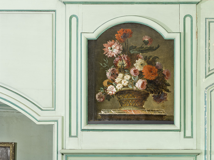 ensemble de trois tableaux en dessus-de-porte : nature morte au perroquet et bouquets de fleurs