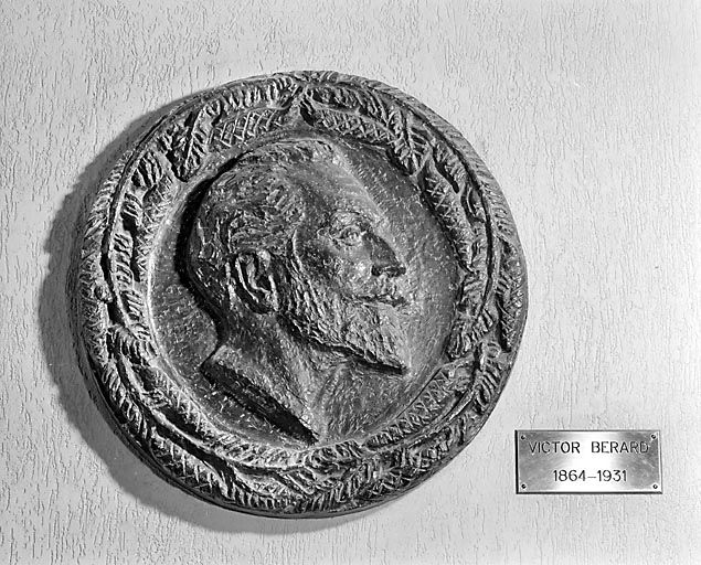 bas-relief (médaillon) : Victor Bérard