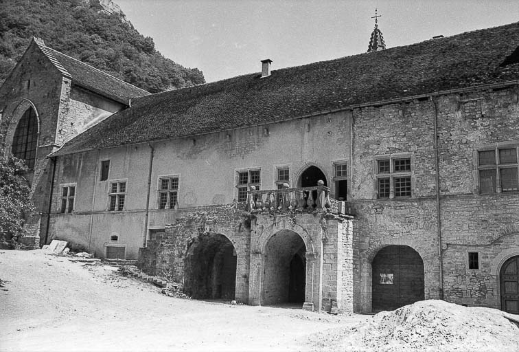 abbaye Saint-Pierre, actuellement église paroissiale Saint-Jean-Baptiste, habitation et musée