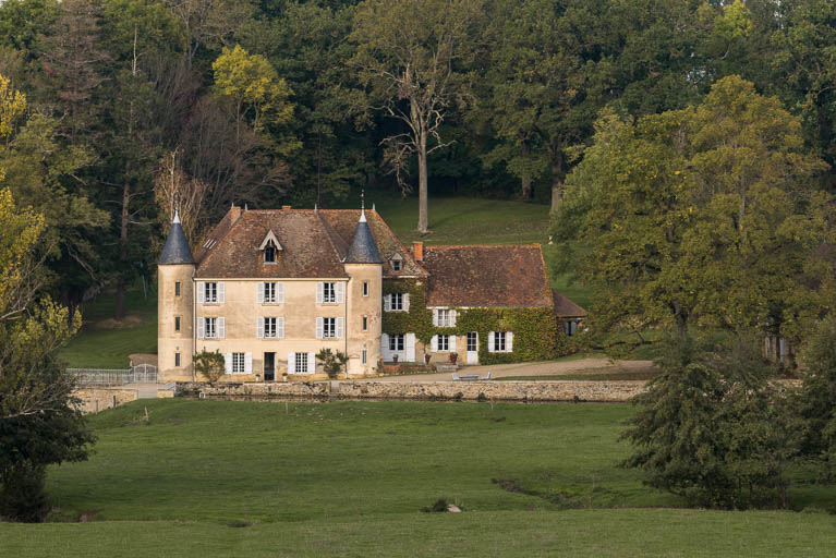 Demeure, dite "château d'Essiat", et ferme