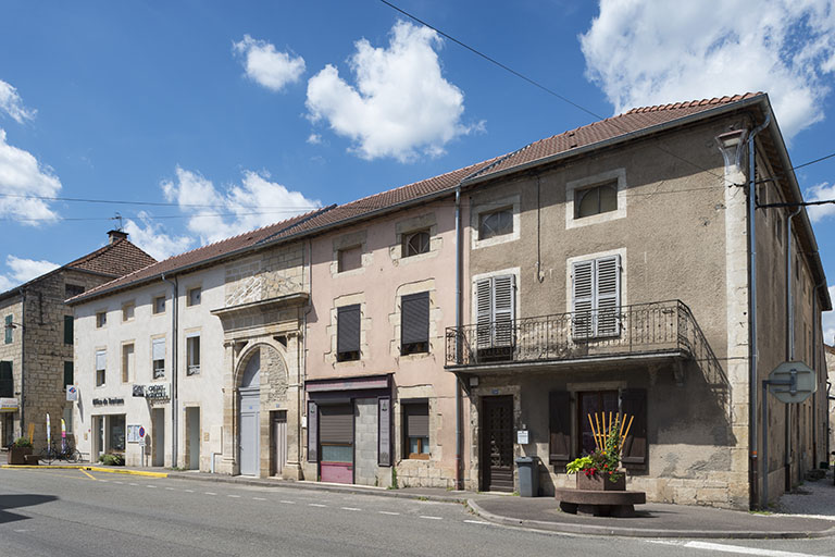maison commune, justice de paix, école et halle, puis habitations et magasins de commerce