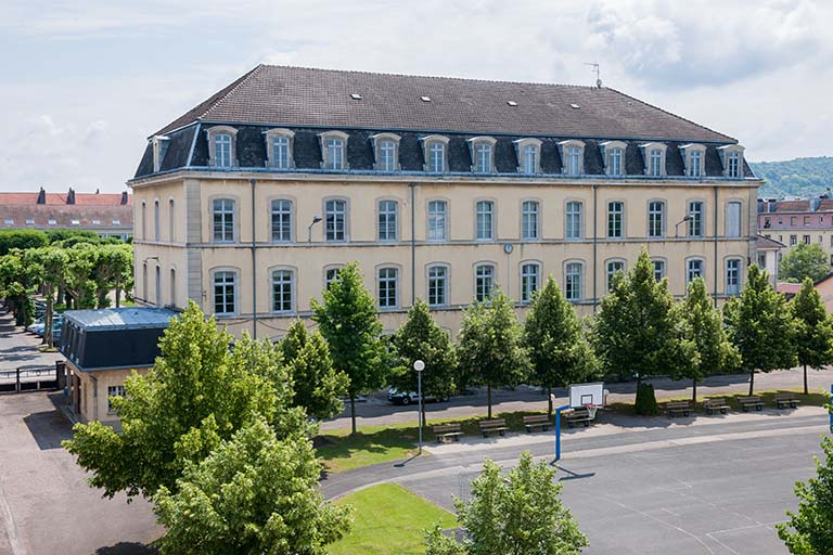 Caserne, puis centre d'apprentissage Luxembourg, puis collège d'enseignement technique Luxembourg, actuellement lycée professionnel Luxembourg.