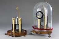 2 instruments de mesure de forces électromotrices (galvanomètres à cadre mobile de type Deprez et d'Arsonval)