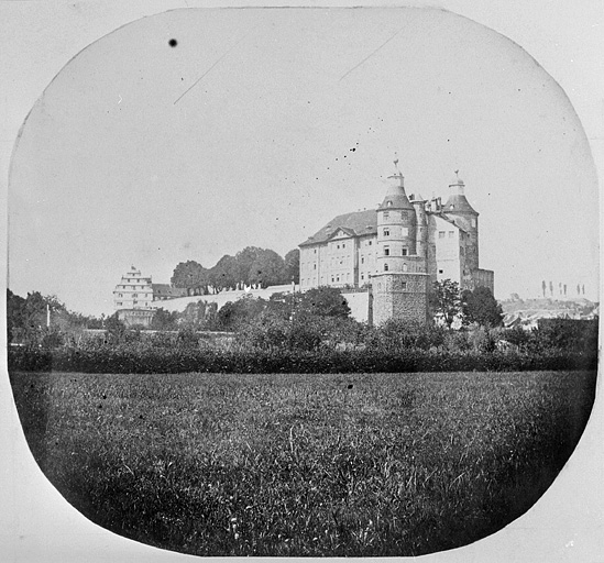 ensemble fortifié dit château