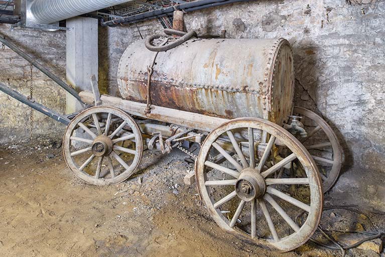 voiture utilitaire à énergie animale (tonne pour le transport des eaux-mères)