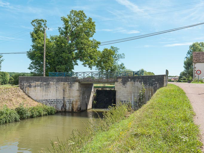 pont sur l'écluse 34 du versant Seine, dite de Dirol (canal du Nivernais)