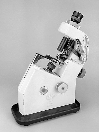 instrument de mesure des longueurs et des angles en optique (frontofocomètre SRPI)