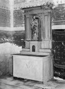autel (2), retable (2), tabernacle (2, autel tombeau, retable architecturé à niche, autel secondaire, en pendant)