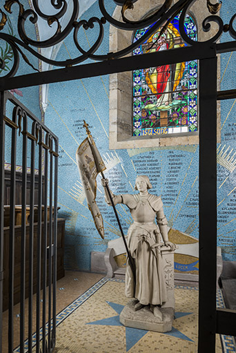 statue : Jeanne d'Arc portant l'étendard