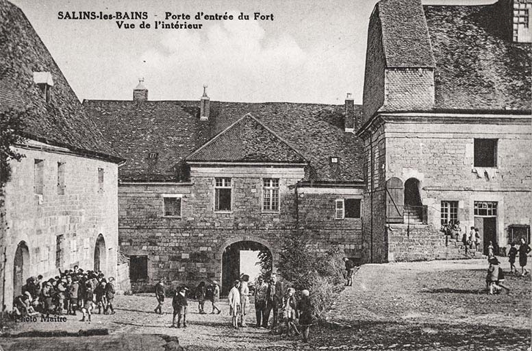 porte monumentale et logement du commandant du fort, puis logement des officiers