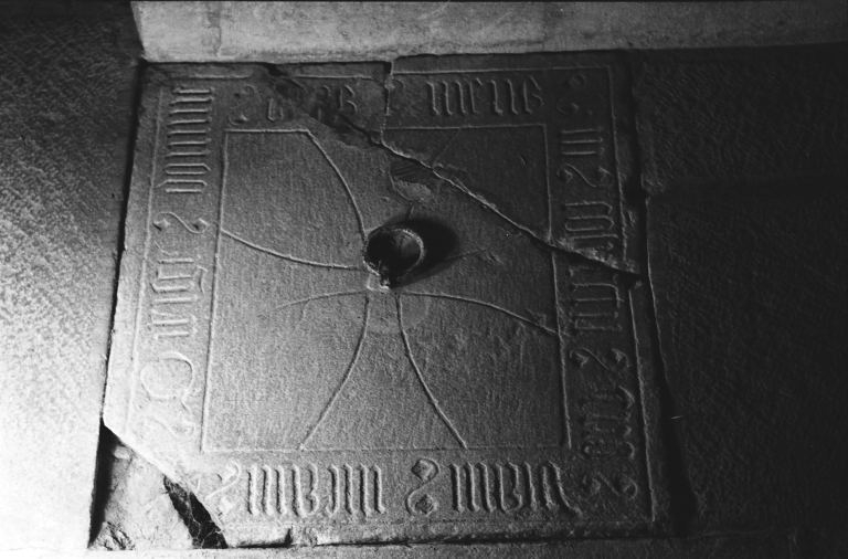 dalle fermant le caveau d'Amé de Chalon