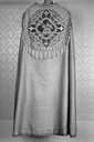 3 chapes, chasuble, 2 dalmatiques, 3 étoles, 3 manipules, voile huméral, voile de calice, bourse de corporal (2e ornement doré)