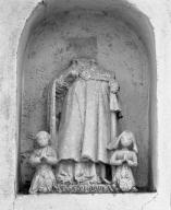 groupe sculpté : saint Germain et donateurs