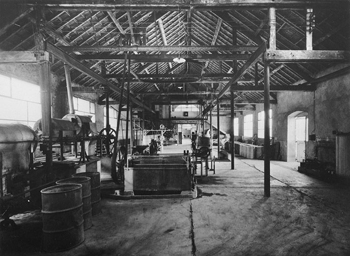 haut fourneau, fonderie puis entrepôt militaire, actuellement conserverie, usine liée au travail du bois, magasin de commerce, mairie