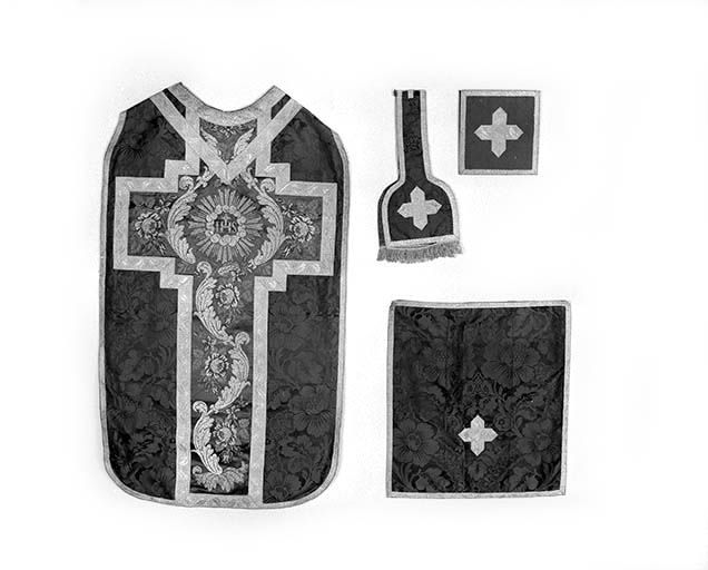 chasuble, manipule, voile de calice, bourse de corporal (ornement vert)