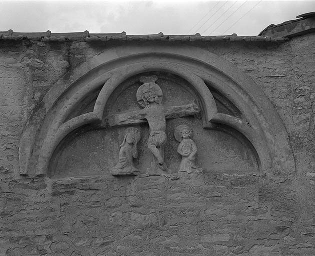 tympan en haut-relief : La Crucifixion