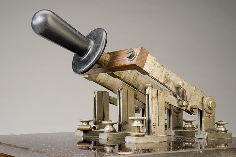 instrument d'application pratique (interrupteur tripolaire)