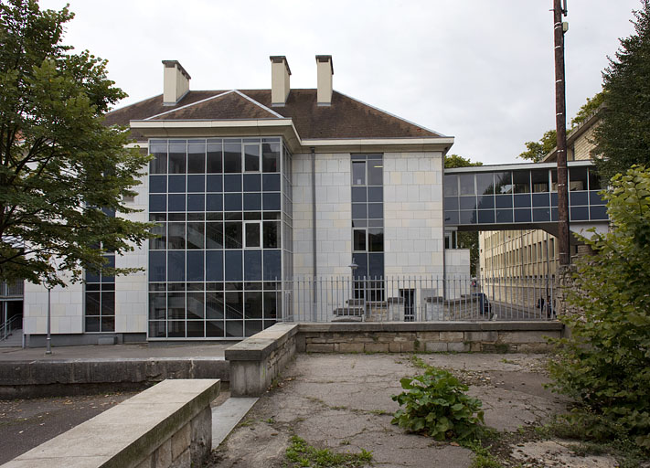 couvent des Cordeliers, collège Saint-François-Xavier puis des Pères Eudistes, lycée de jeunes filles, actuellement lycée Louis Pasteur