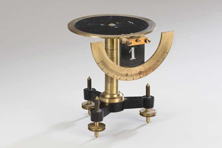 instrument de mesure de la déclinaison et de l'inclinaison magnétiques (boussole de Stroumbo)