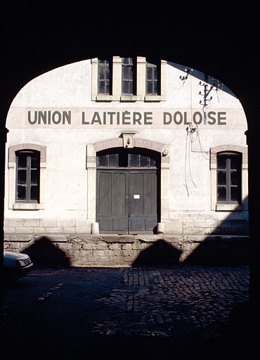 hôtel, distillerie Morel-Perron, puis fromagerie, laiterie industrielle, actuellement entrepôt public