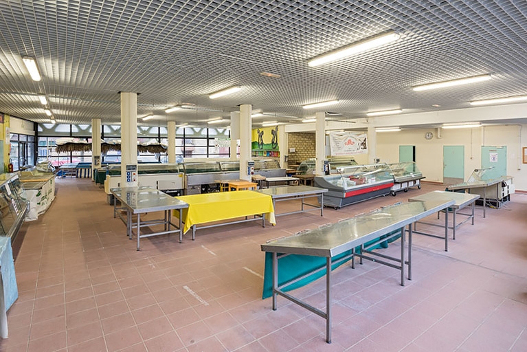 salle des fêtes et marché, puis théâtre Gaston Bernard