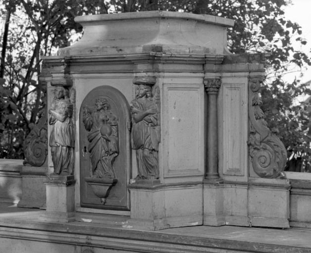autel (ancien maître-autel, maître-autel, autel tombeau, tabernacle à ailes)