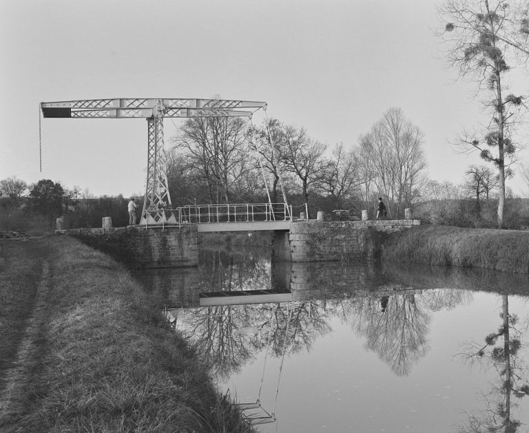 pont mobile ; pont-levis à flèches, dit de l'Ane (canal du Nivernais)