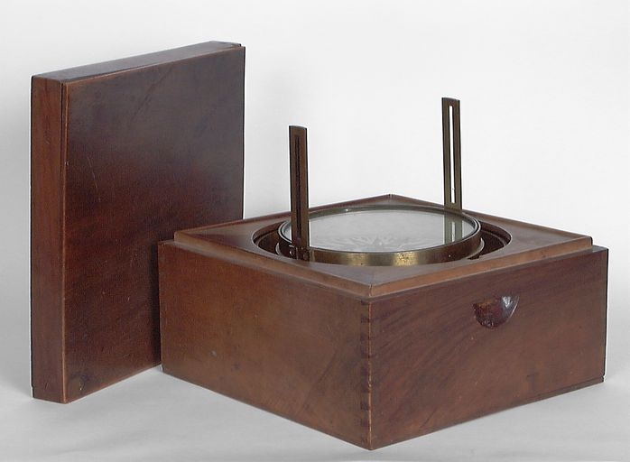 instrument de mesure des angles pour le repérage des points cardinaux n° 3 : boussole marine et sa boîte