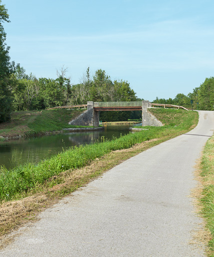 pont routier isolé de la Croix Minet (canal du Nivernais)