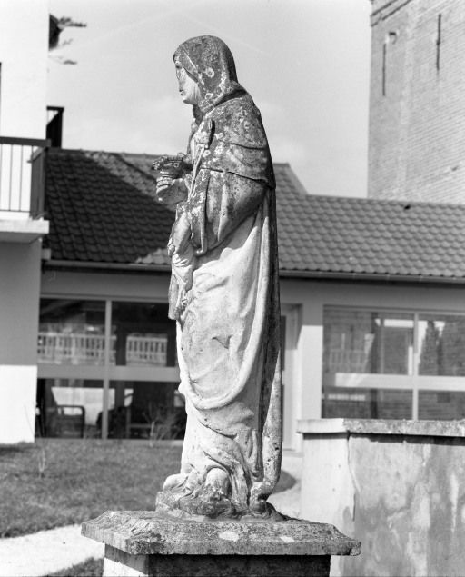 statue (petite nature) : sainte Claire d'Assise ?