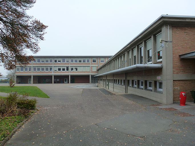 école professionnelle (centre d'apprentissage) puis lycées professionnels Louis Garnier et Fernand Léger, actuellement lycée professionnel Nelson Mandela.