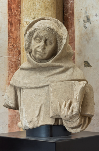 statue : moine tenant un livre (saint Bernard de Clairvaux ?)