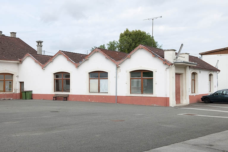 usine d'horlogerie Louis Boname, puis Charles Vuilleumier, puis fonderie Charpentier, puis usine de décolletage Devaux et Meinen, actuellement école professionnelle