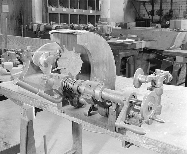 2 machines à fraiser (arrondisseurs)