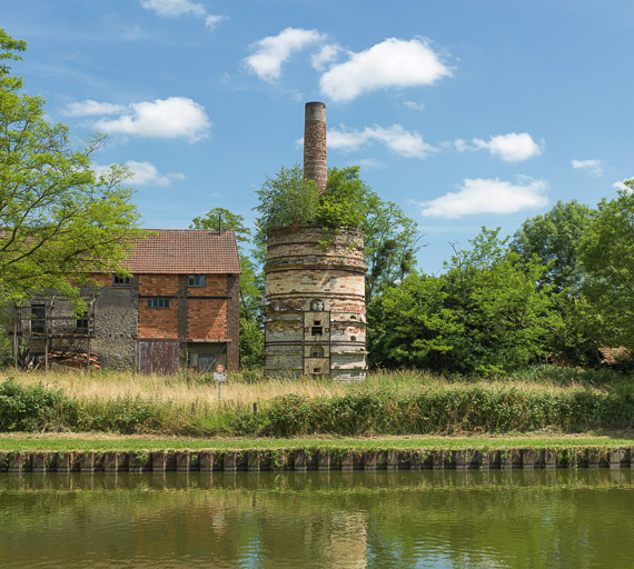 usine de poterie ; usine de céramique Chèze (activités liées au canal du Centre)