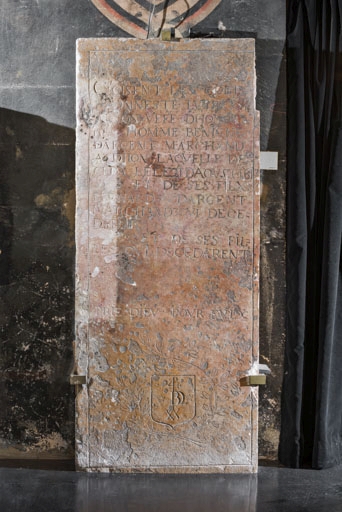 dalle funéraire de Lucrèce Davon, veuve de Bénigne Dargent
