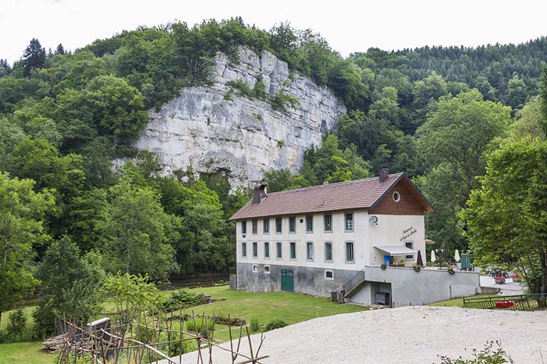 moulin à blé et scierie dit moulin Graverot ou le Moulin du Bas, actuellement restaurant La Truite du Moulin et maison