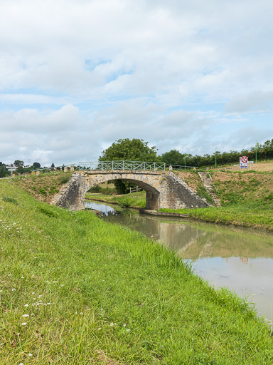 pont routier isolé du Domaine du port (canal du Nivernais)