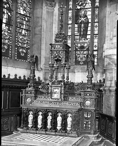 3 autels, 2 retables, 8 bas-reliefs et 29 statues (ensemble du maître-autel et de 2 autels secondaires)