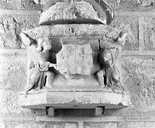 deux socles ornés d'anges scutiphores