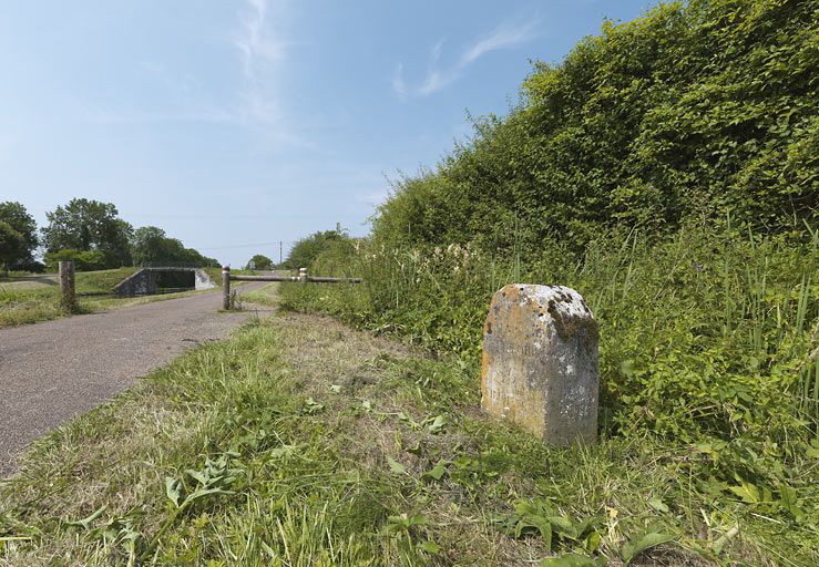 pont routier isolé de Saint-Gervais (canal du Nivernais)