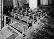 série de 42 bancs de fidèles : bancs d' église
