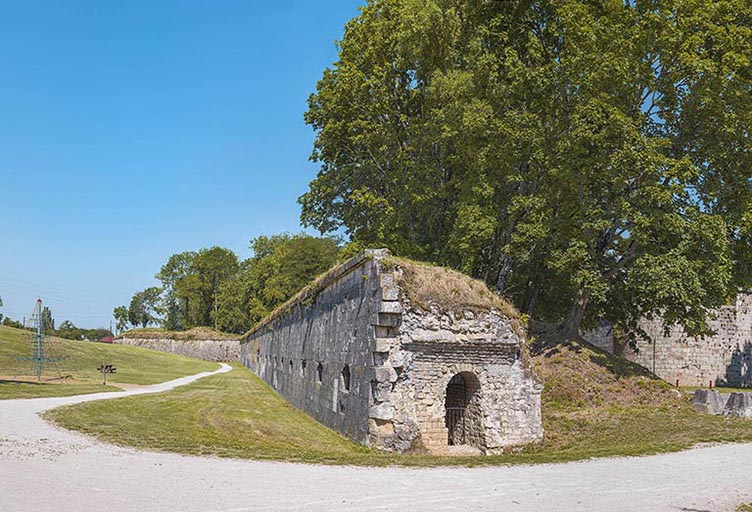 courtine casematée à l'arrière du château