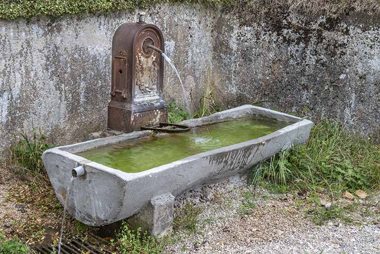Fontaine et abreuvoir des Granges Compagnons
