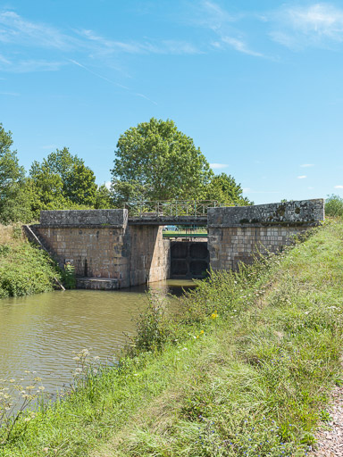 pont sur l'écluse 33 du versant Seine, dite de Mont (canal du Nivernais)