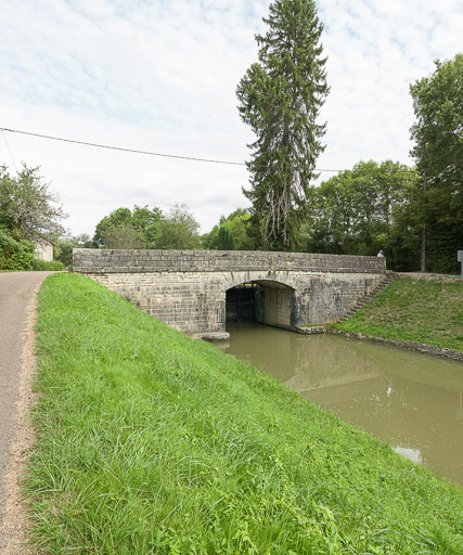 pont sur l'écluse 18 du versant Loire, dite de Meulot (canal du Nivernais)