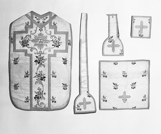 chasuble, étole, manipule, voile de calice, bourse de corporal (1er ornement blanc)