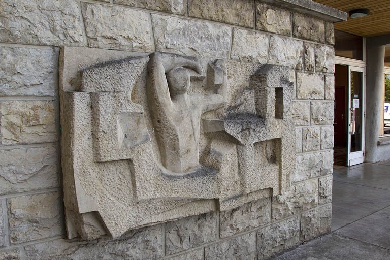 ronde-bosse et 2 bas-reliefs